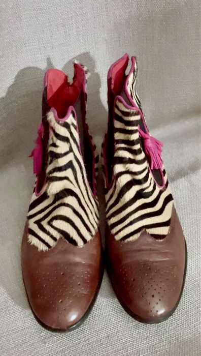 Botins em couro bege e rosa