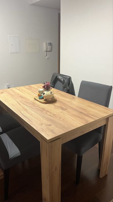 Mesa de jantar com 5 lugares