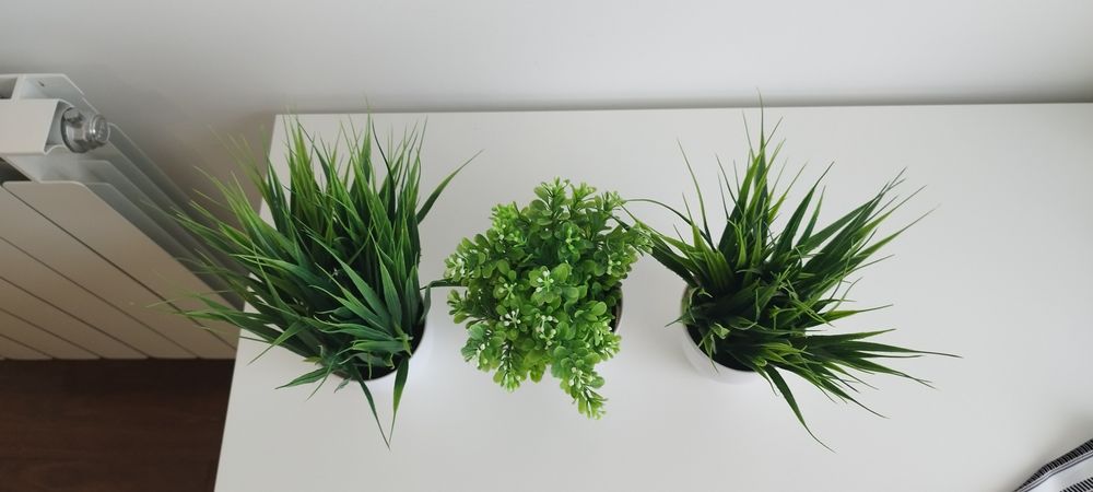 Conjunto de 3 macetas con plantas artificiales 5 euros cada una