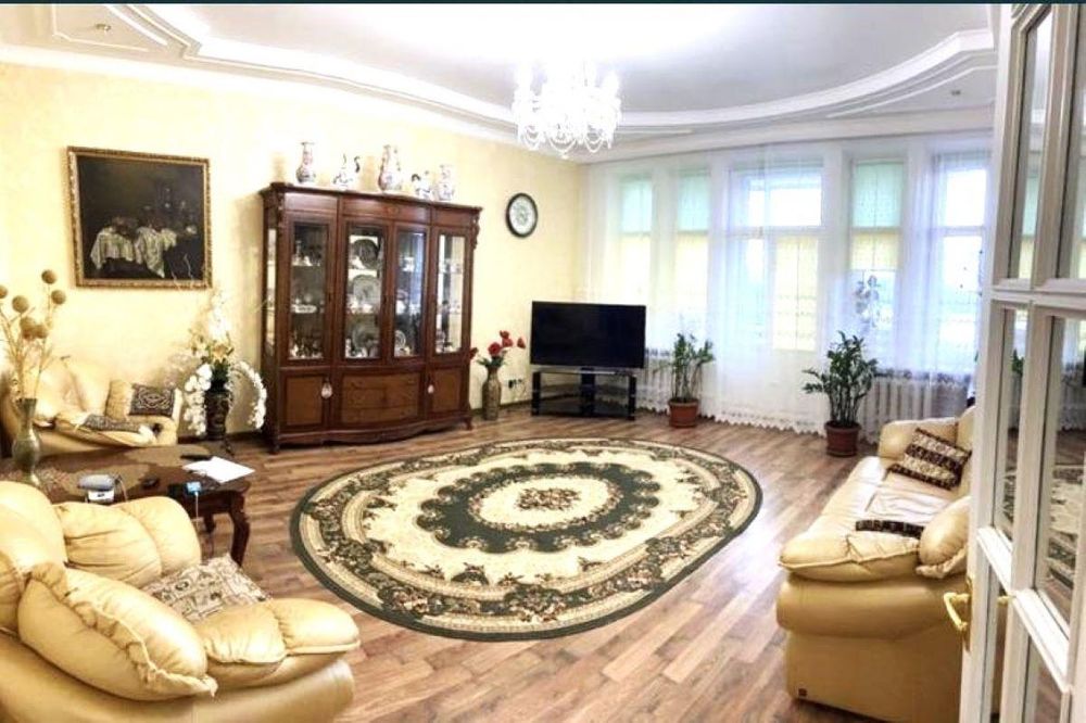 Продам 4-к.квартиру в центрі, капітальний ремонт, сталінка