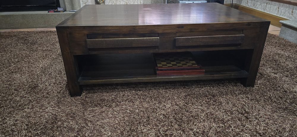 Mesa de sala de estar em madeira maciça