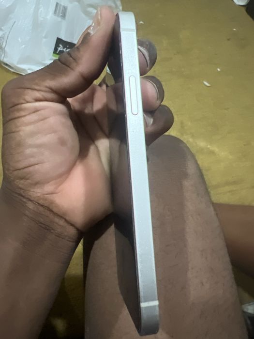 Iphone 12 com capacidade maxima 78 ,128g com caixa ,capa , e atras ta um pouco riscado