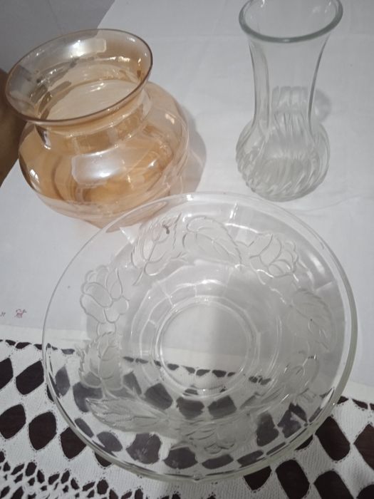 Duas peças de vidro muito antigas.