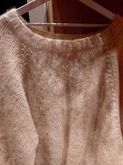 Sweterek ręcznie zrobiony na drutach