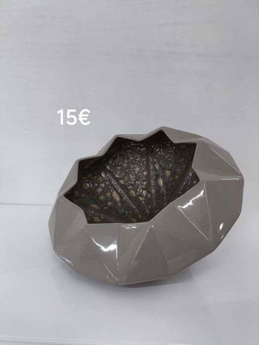 Peça de louça decorativa