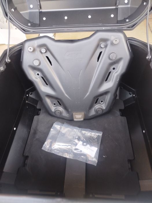 Givi trekker outback 42 lt +base suporte givi