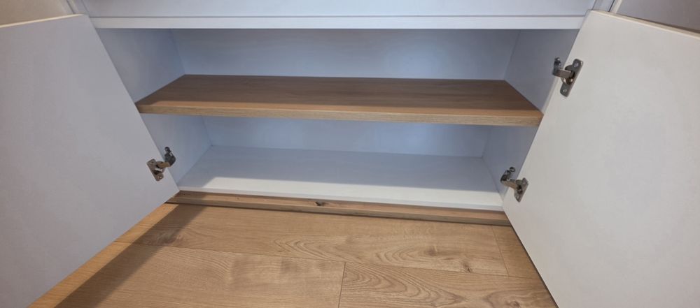 komoda Yamael 184 cm z 4 drzwiami i 2 szufladami dąb artisan/biały