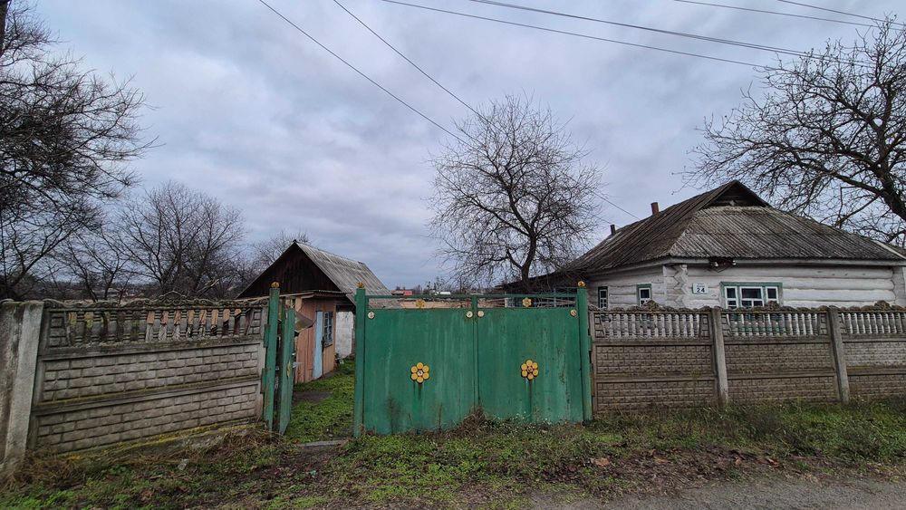 Велика ділянка зі старим будинком у селі Небрат