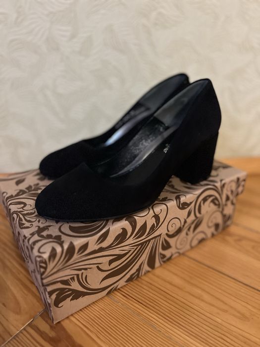 Продам туфлі замшеві