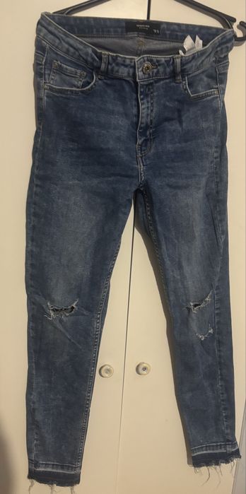 Jeansy z dziurami reserved L