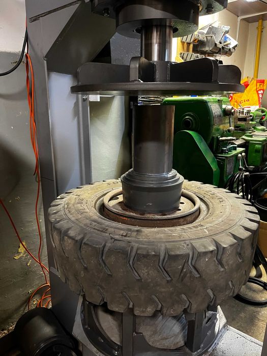 Wymiana opon do wózka widłowego pełne pierścieniowe bezdętkowe pełnych