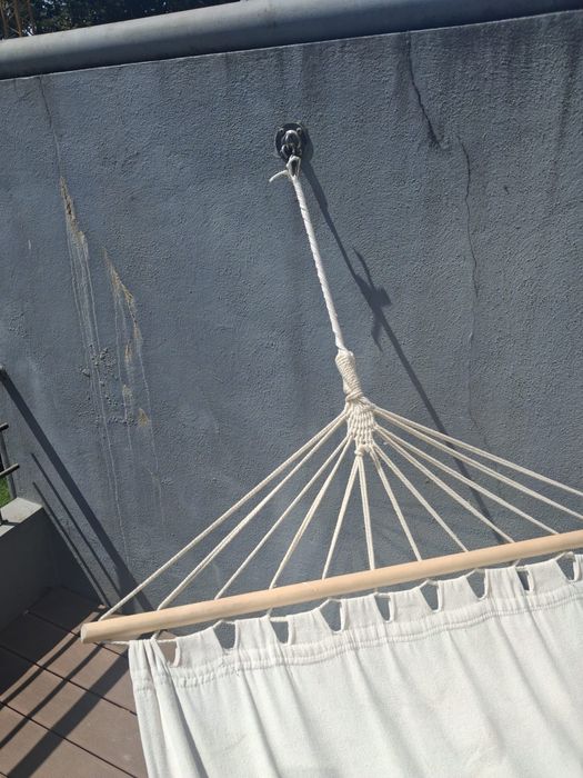 rede de descanso branca com barras de madeira