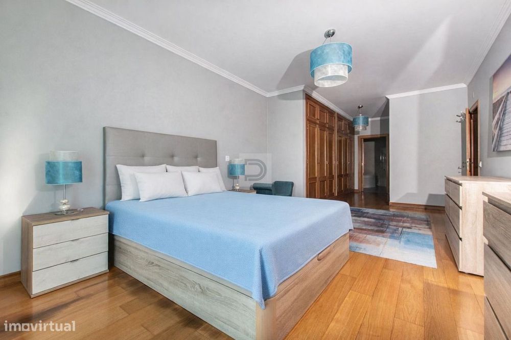 T5 Espaçoso com 242 m², Garagem Box e Elevador – Zona do Bonfim, Setúb