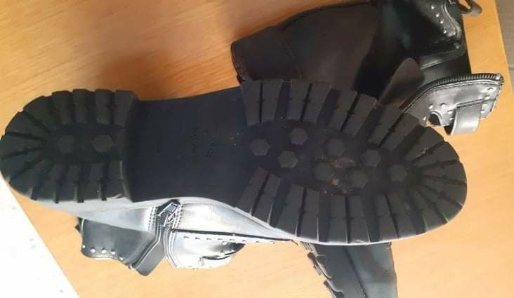 Botas pretas de pele