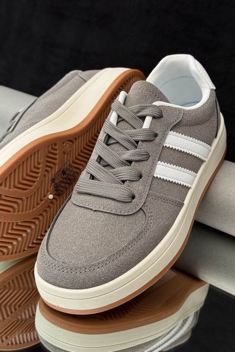 ТРЕНД СЕЗОНУ — сірі замшеві кеди з білими смугами та бежевою підошвою!