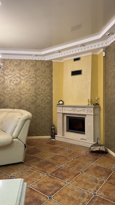 Неймовірний , великий таун хаус з гаражем.