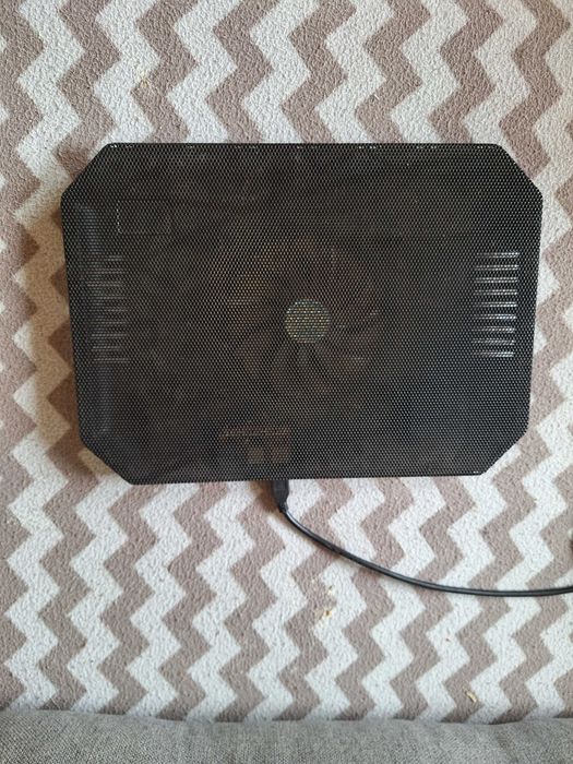 Laptop z akcesoriami