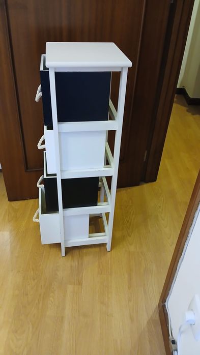 Móvel com 4 gavetas em muito bom estado