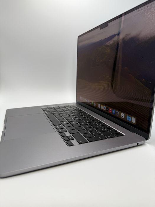 Macbook air m3 8GB 256 SSD 15.3
