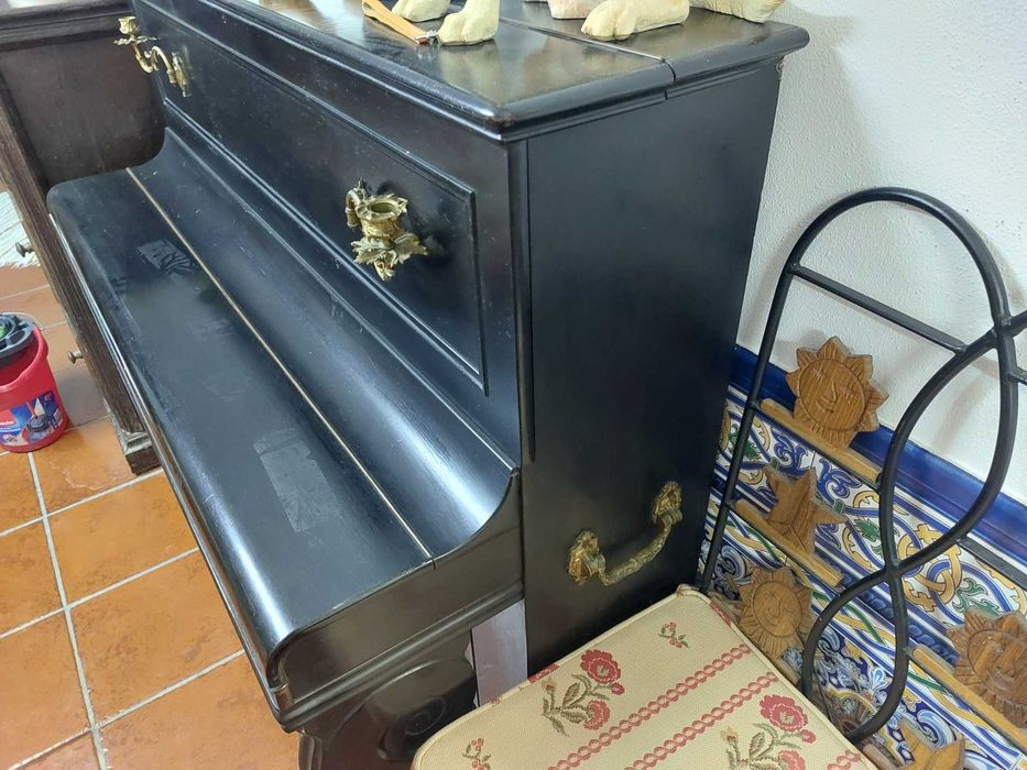 Piano Vertical em cor preto