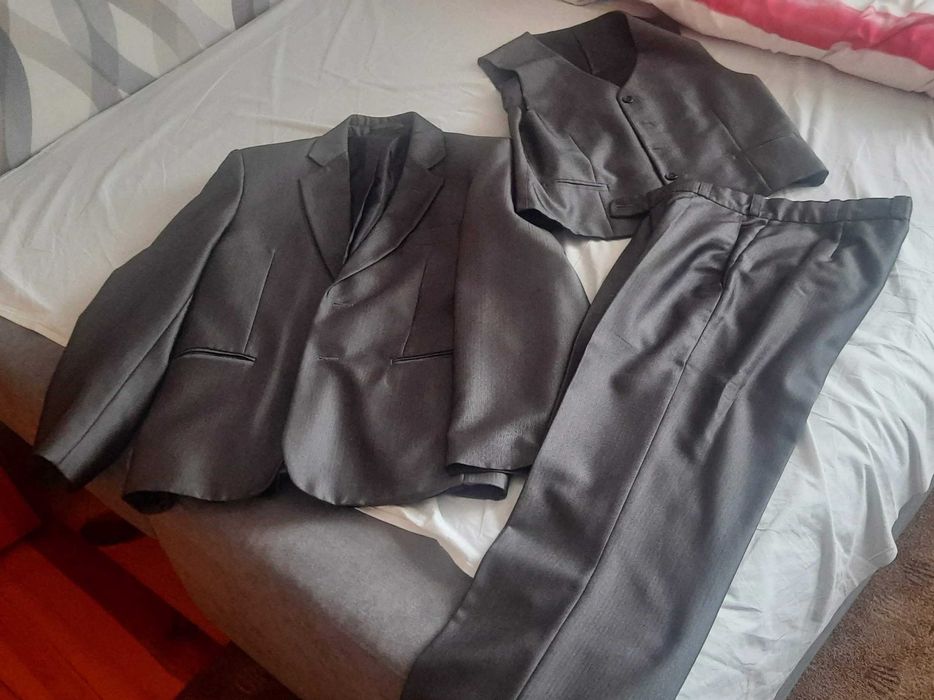 Garnitur męski stalowy z lekkim połyskiem z kamizelką i spodniami