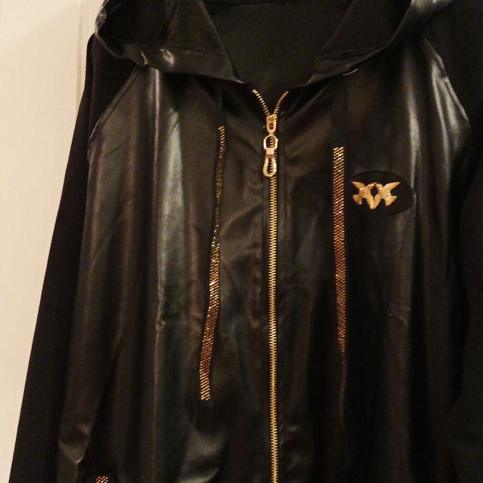 Płaszcz damski jesienny z kapturem.