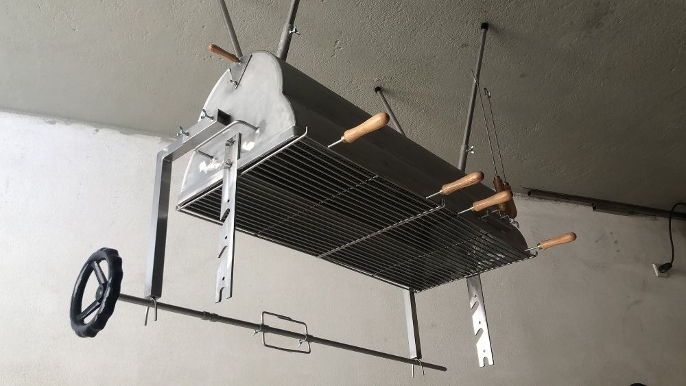 Churrasqueira inox pernil, fevras e frangos