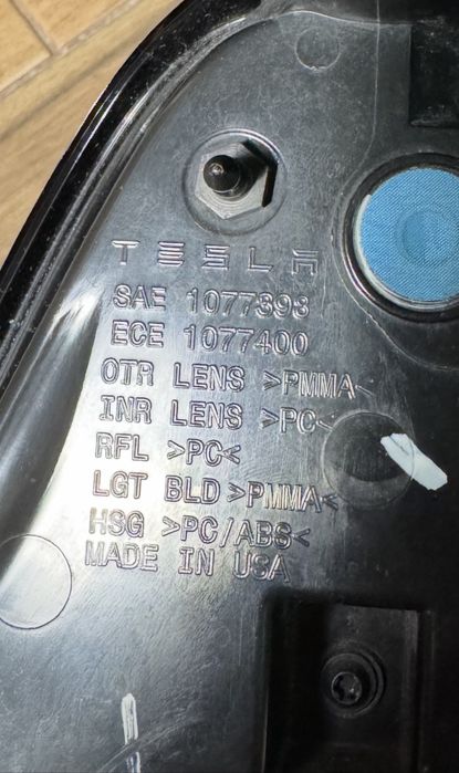 Tesla Model 3, задні ліхтарі