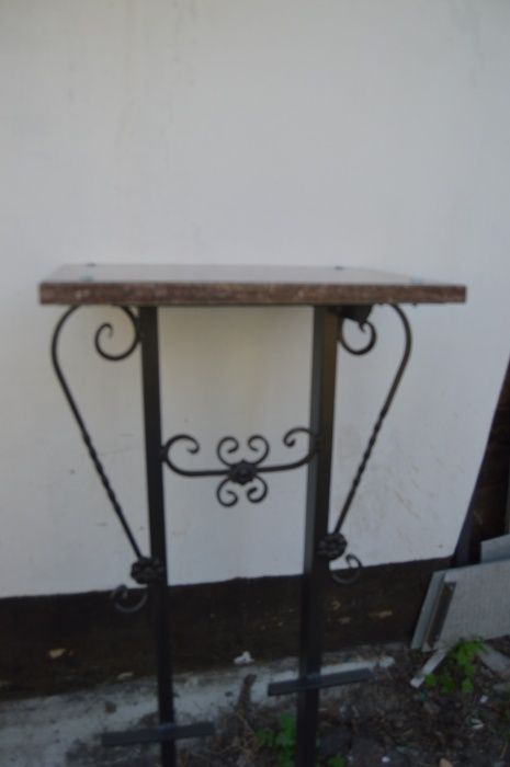 Крест.столик. лавочка. надгробница на кладбище