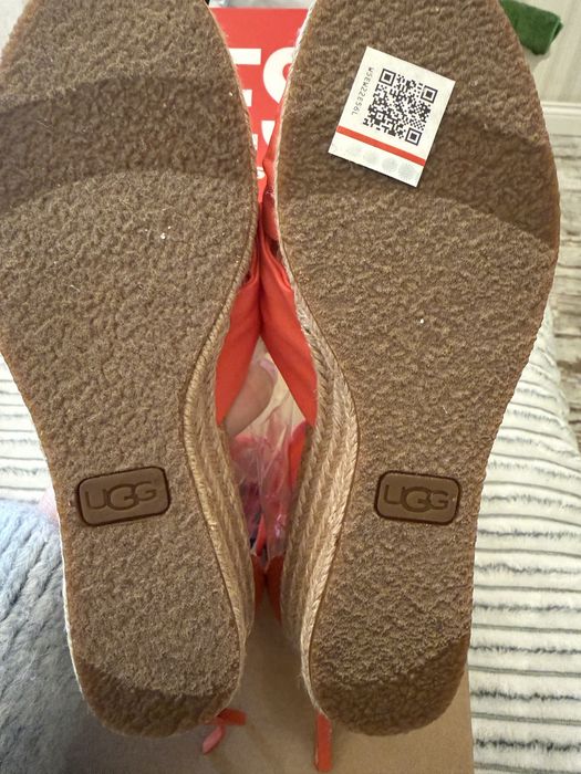 Продам  сандали UGG