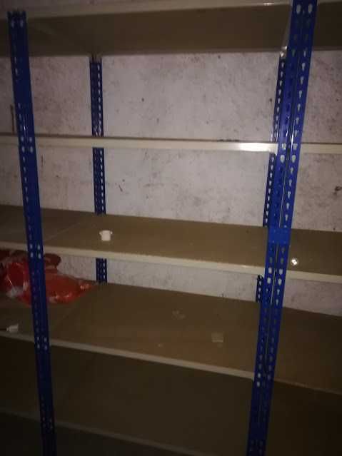 Vendo estantes para loja ou armazém