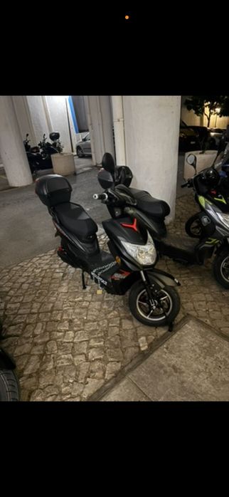 Mota eletrica com bateria de litio, mota usada, ja com dois anos de uso então apresenta algumas marcas de uso.