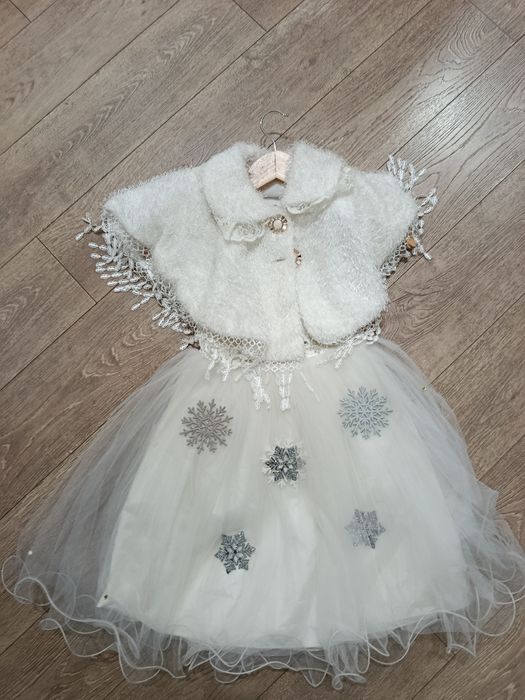 Костюм Снежинки / Снежной Королевы: Платье + меховая накидка.