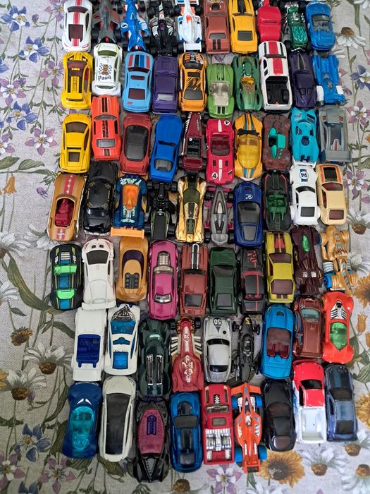 Продам 88 машин Hot wheels по штучно
