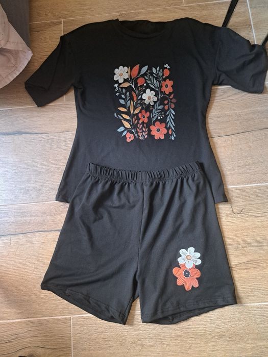 Komplet czarny w kwiaty