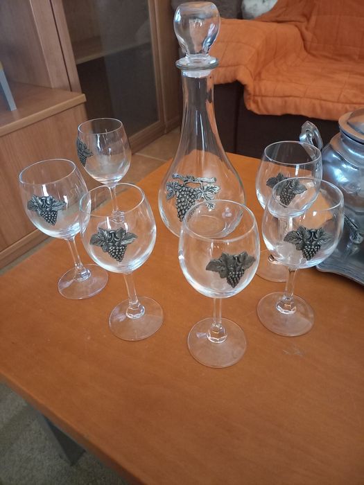 Decoração,  copos , terrina e zarra