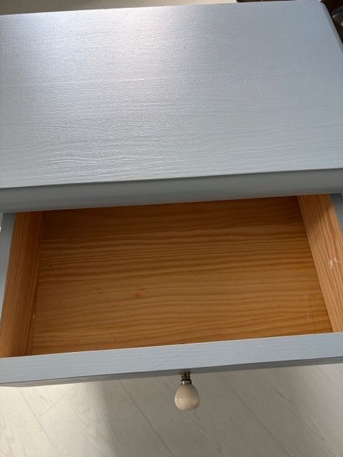 Mesinha de cabeceira em madeira maciça pintada