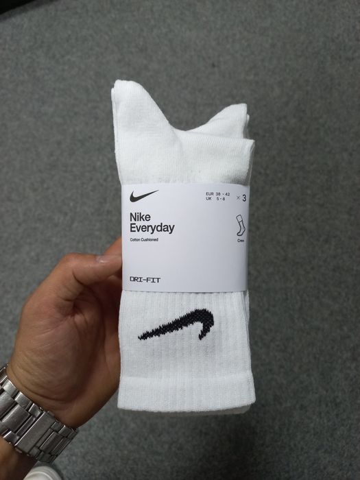 Nike Wysokie Białe Skarpety 38-42