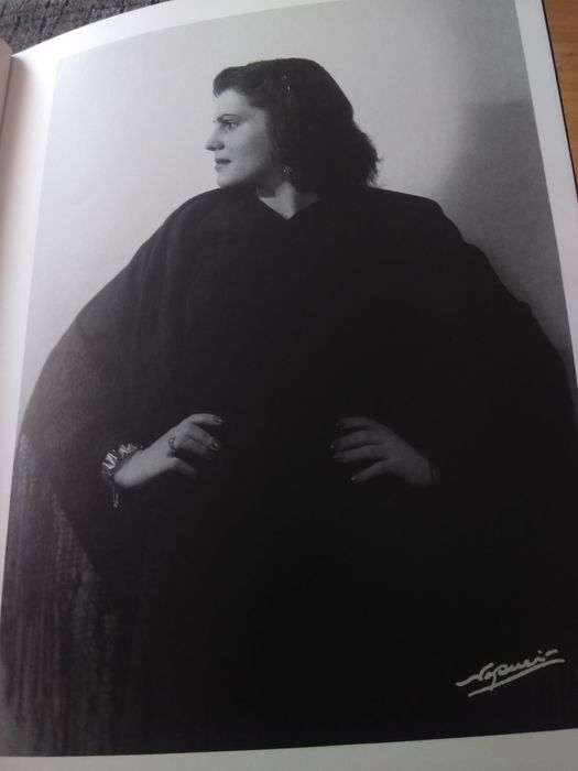 Livro + fotos da grande fadista