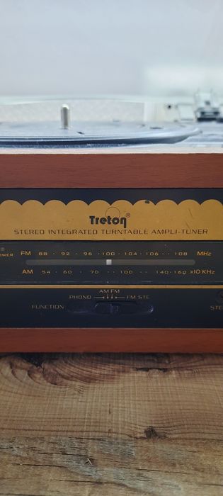 Проигрыватель виниловых пластинок.