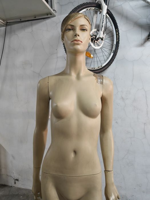 Manequim de Mulher Corpo Inteiro c/ Base com +/- 1m e 80 cm de altura