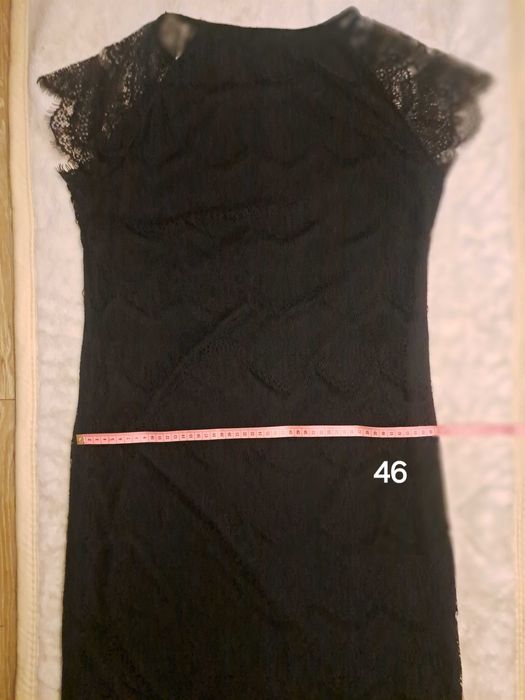 Sukienka w koronkowe fale