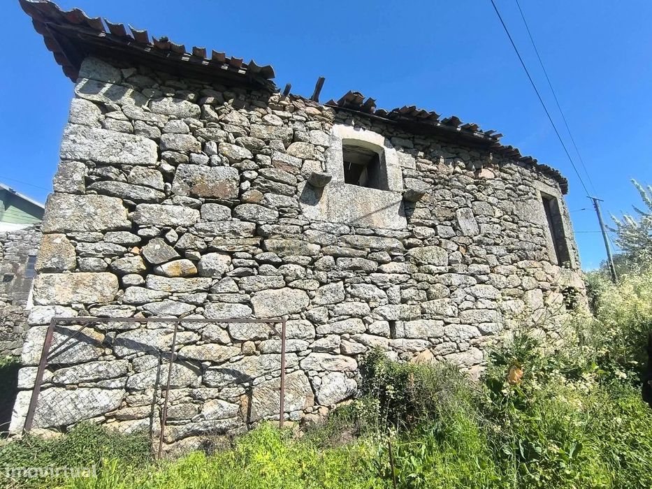 Casa antiga, em pedra de granito, com terreno, poço e árvores de fruto