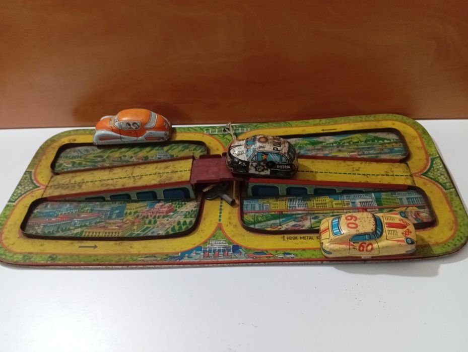 Pista em chapa antiga com carros de corda