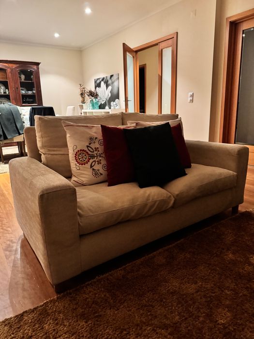 Sofá semi novo de dois lugares