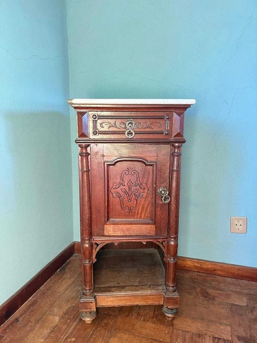 Conjunto de móveis em madeira maciça