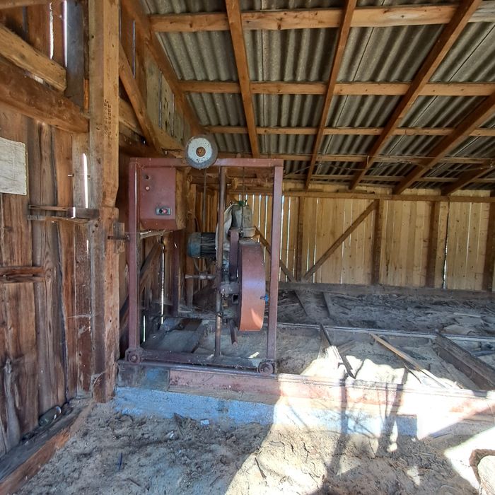 Продам комерційне приміщення на 20 сотках