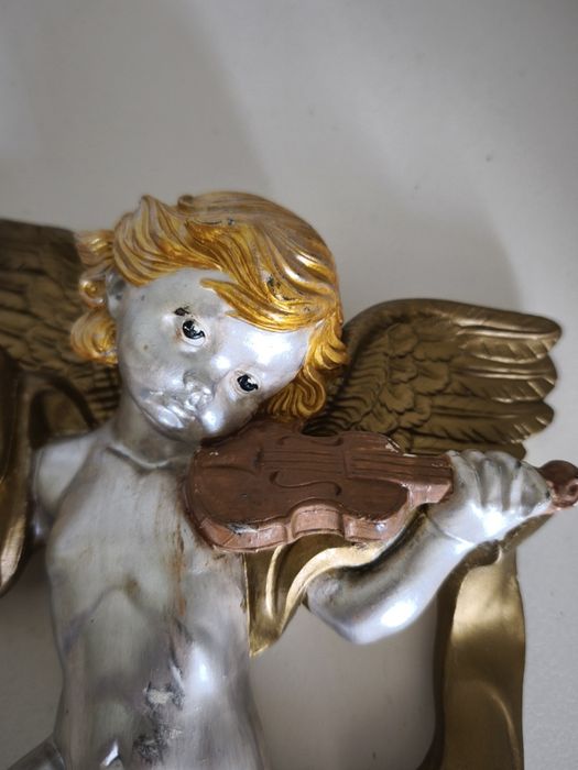 Anjo em gesso para pendurar na parede, pintado à mão em tons de dourad
