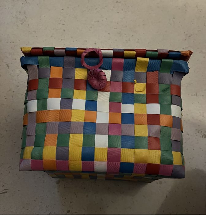 Caixa em fita plastica entrelaçada