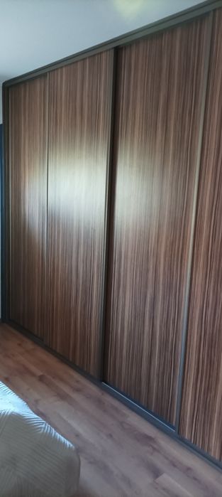 Drzwi przesuwne do szafy typu komandor